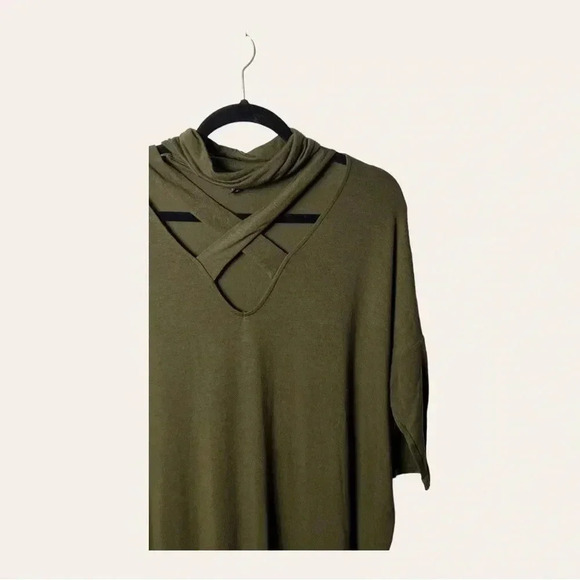0232.‎ EXPRESS SHORT SLEEVE TOP SIZE LARGE ARMY GREEN IN COLOR UNIQUE NECKLINE - Picture 2 of 9